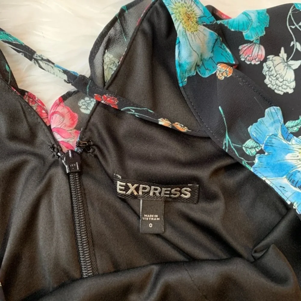 Express floral dress - Picture 2 of 7